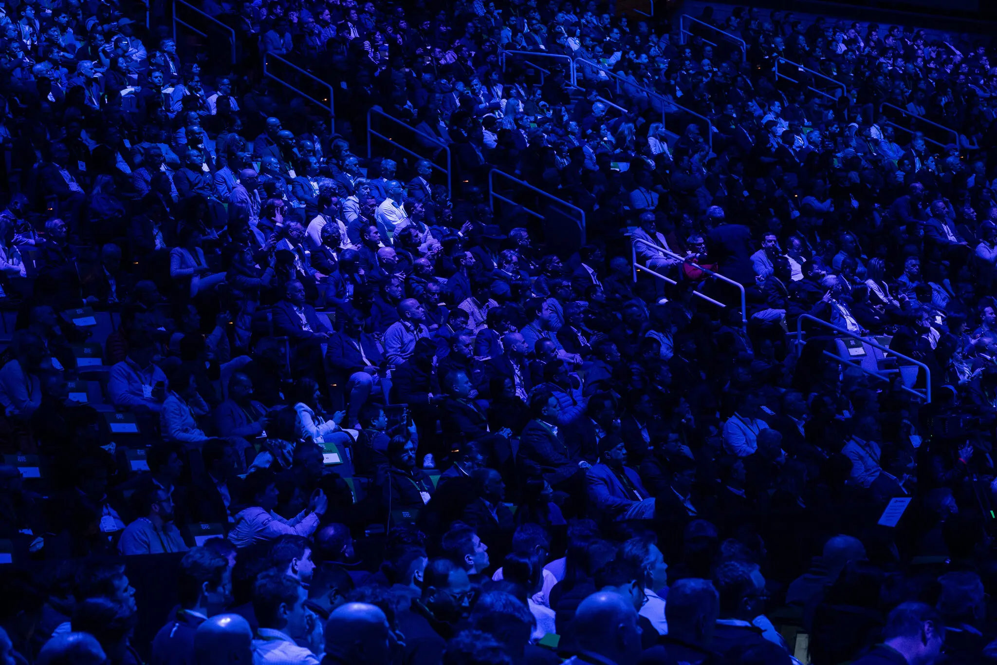 Близько 12 000 людей зібралися на арені Національної хокейної ліги в Сан-Хосе, щоб послухати виступ пана Хуанга.